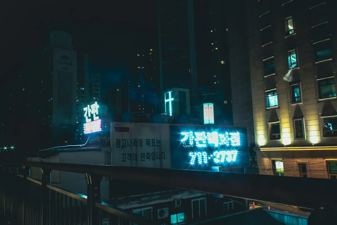 迷你字与树脂字对比：哪种广告字更适合临街商铺门头
